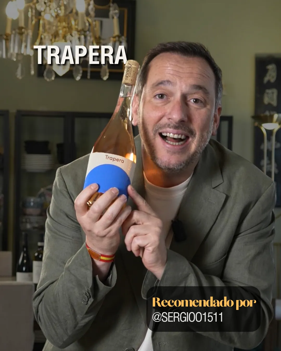 Pablo Teipro sonriendo con entusiasmo mientras muestra una botella de vino Trapera recomendada por Sergio01511